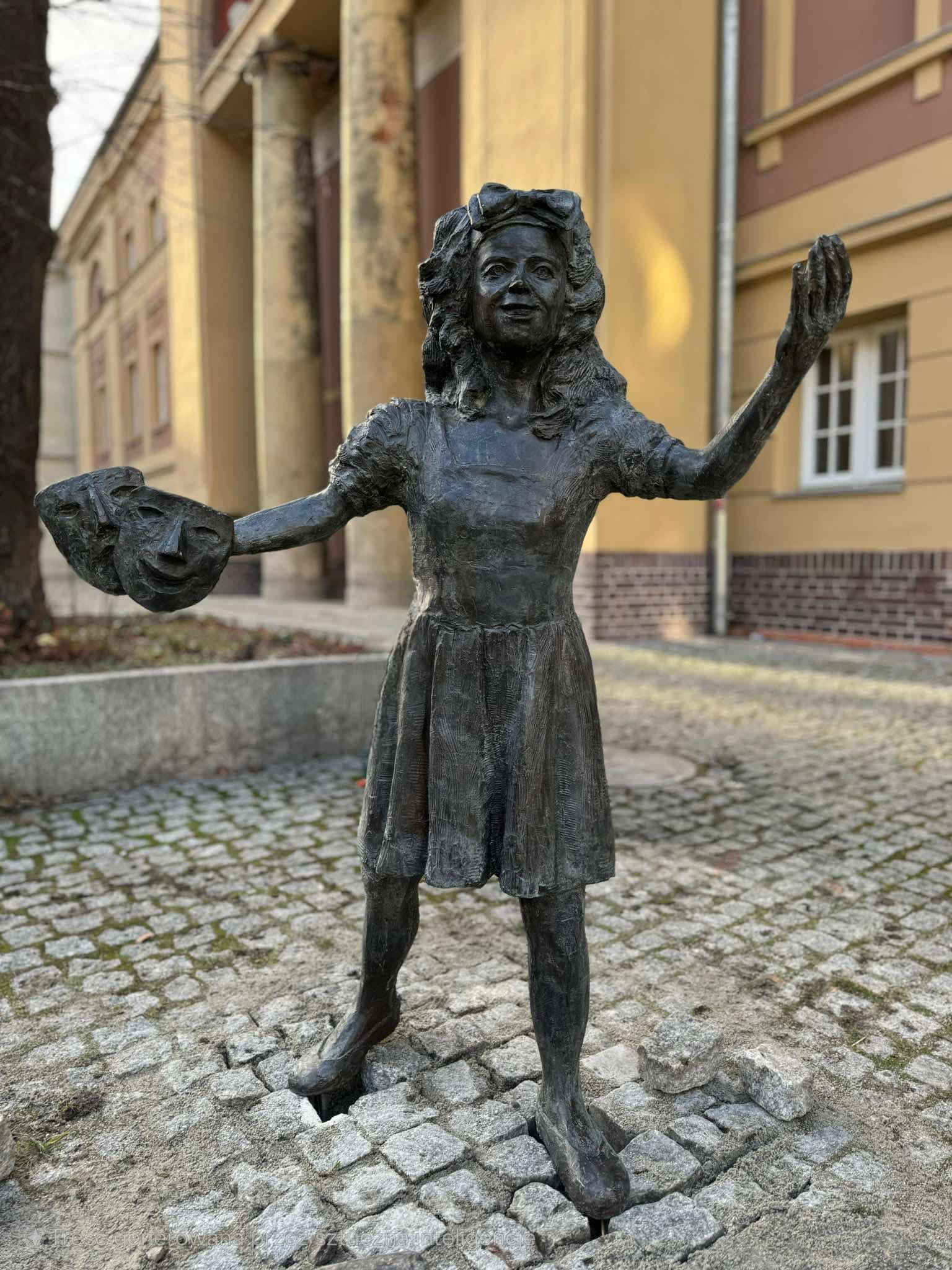 Figurka przed teatrem